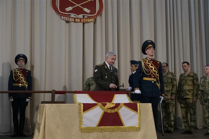 В Красноярске состоялась церемония прибития к древку полотнища личного штандарта командующего Сибирским округом Росгвардии 