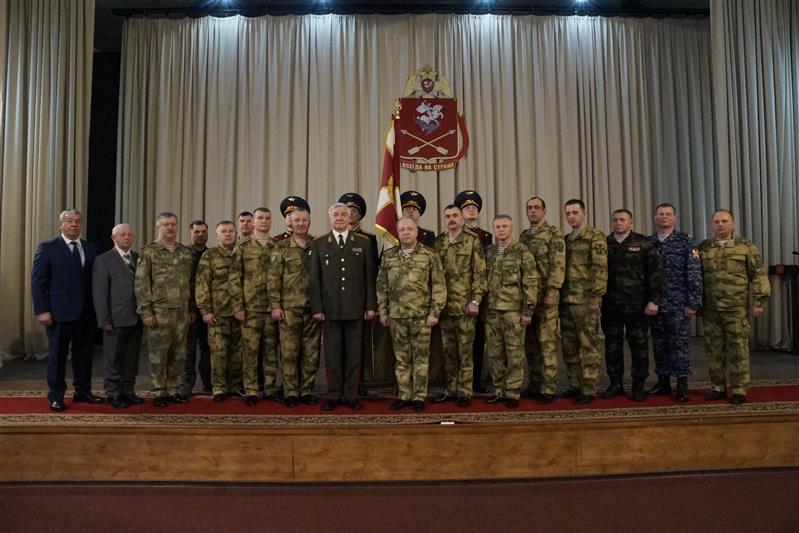 В Красноярске состоялась церемония прибития к древку полотнища личного штандарта командующего Сибирским округом Росгвардии 