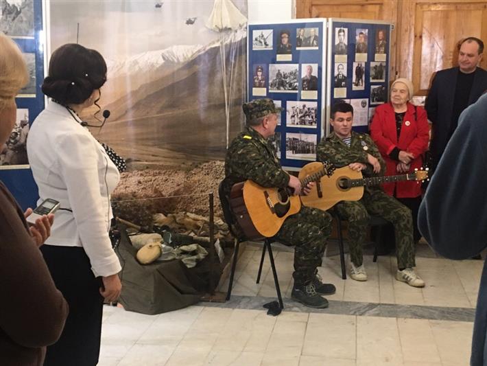 В честь годовщины окончания Афганской войны росгвардейцы организовали посещение тематической выставки для ставропольских школьников