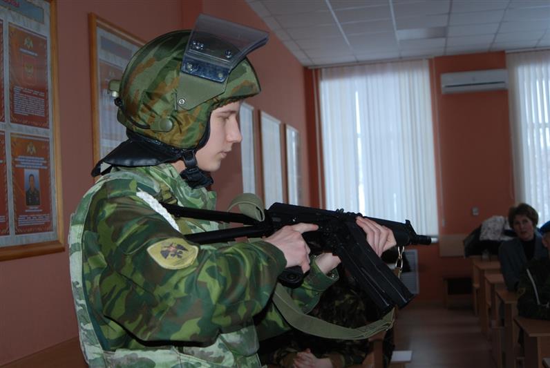Кировские росгвардейцы встретились с отличившимися во время месячника оборонно-массовой работы юнармейцами
