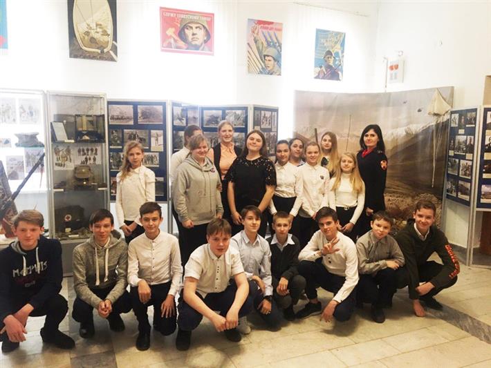 В честь годовщины окончания Афганской войны росгвардейцы организовали посещение тематической выставки для ставропольских школьников