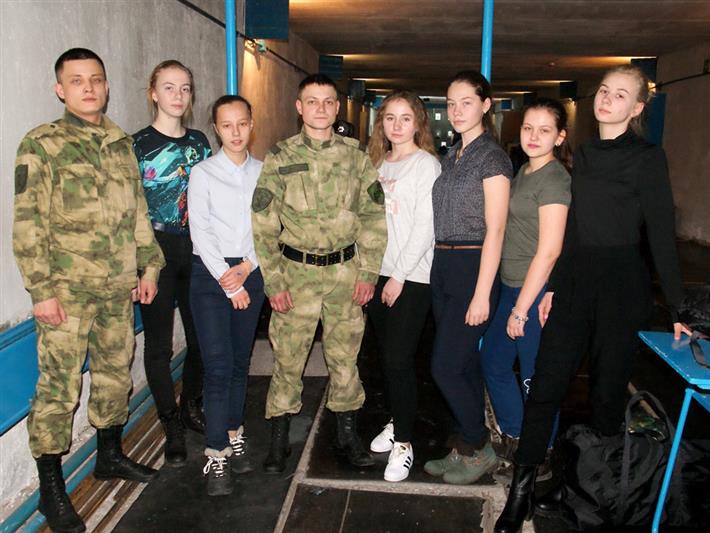 Росгвардеец принял участие в подготовке абаканских школьниц к военно-патриотическому конкурсу