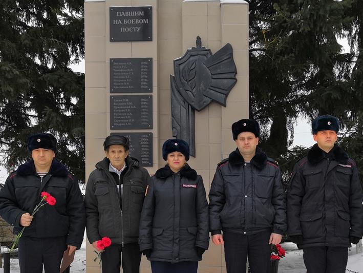 Сотрудники отдела вневедомственной охраны по городу Бийску почтили память сослуживца, погибшего при исполнении служебного долга