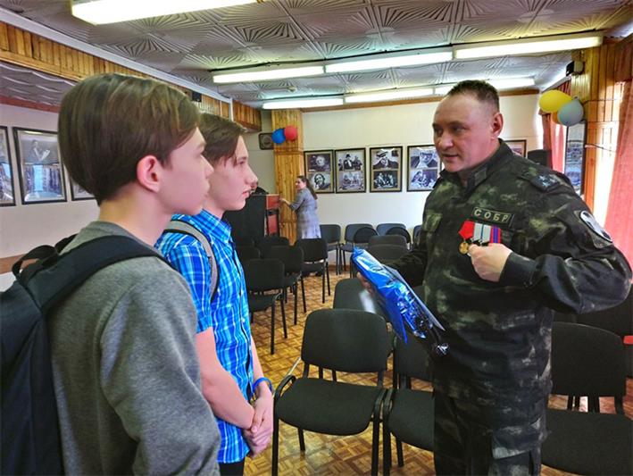 Боец СОБР рассказал школьникам, как попасть в элитное подразделение