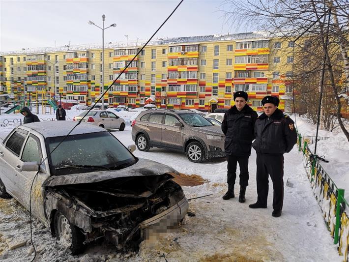 Росгвардейцы ХМАО - Югры приняли участие в ликвидации пожара и оказали помощь белоярцу в эвакуации автомобиля
