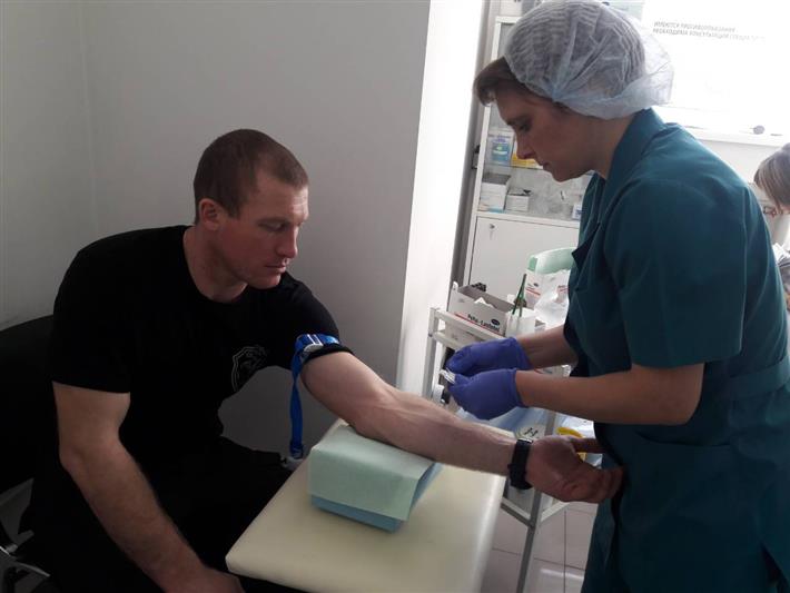 Офицеры иркутского ОМОН на транспорте прошли процедуру типирования крови для участия в донорстве костного мозга