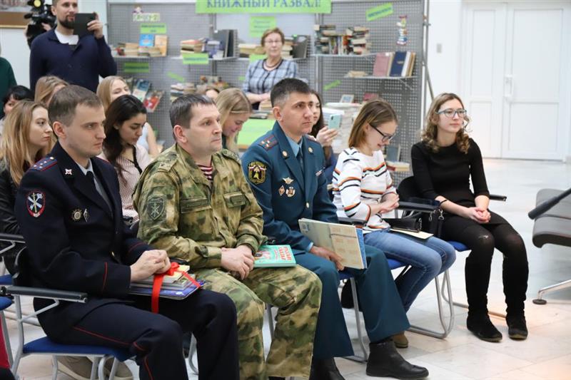 В Ханты-Мансийске росгвардейцы  приняли участие в общероссийской акции «Дарите книги с любовью»