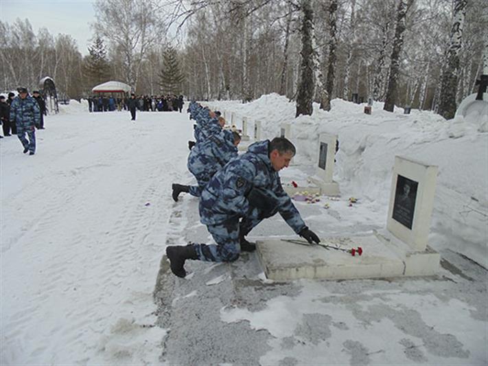Сотрудники кузбасских ОМОН почтили память погибших боевых товарищей