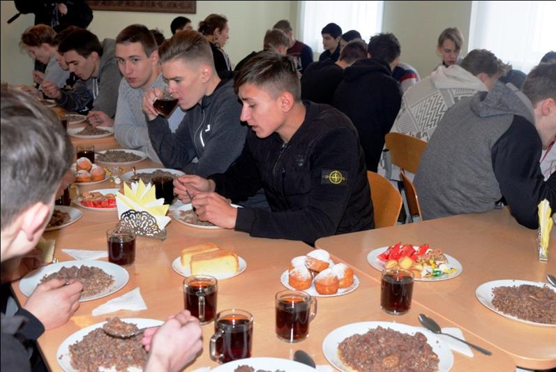 Бойцы ОМОН провели военно-спортивный турнир для екатеринбургских школьников 
