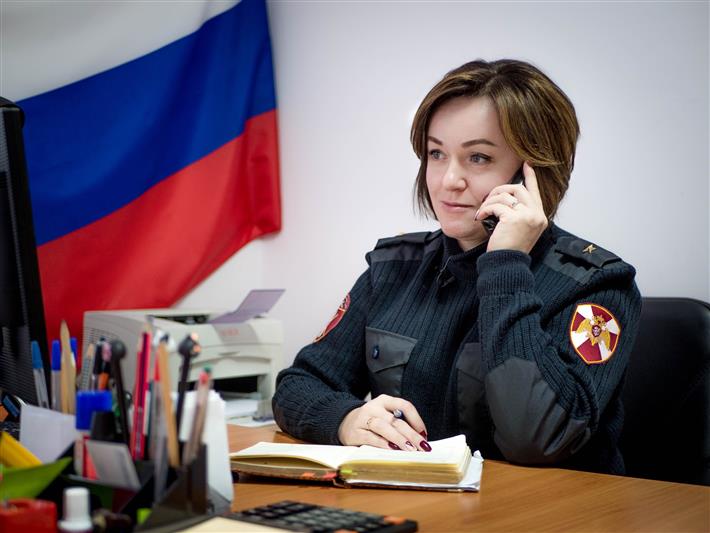 Офицеры Росгвардии проконсультировали новгородцев по вопросам регистрации и возмездной сдачи оружия 