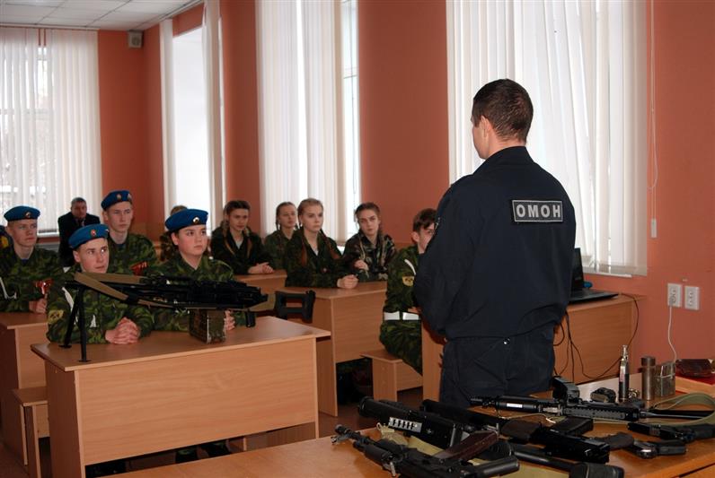 Кировские росгвардейцы встретились с отличившимися во время месячника оборонно-массовой работы юнармейцами