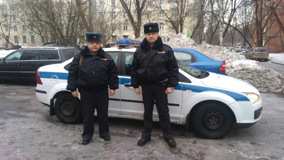В Москве сотрудники вневедомственной охраны помогли двум заблудившимся пожилым женщинам вернуться домой