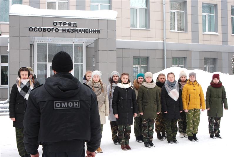 Кировские росгвардейцы встретились с отличившимися во время месячника оборонно-массовой работы юнармейцами
