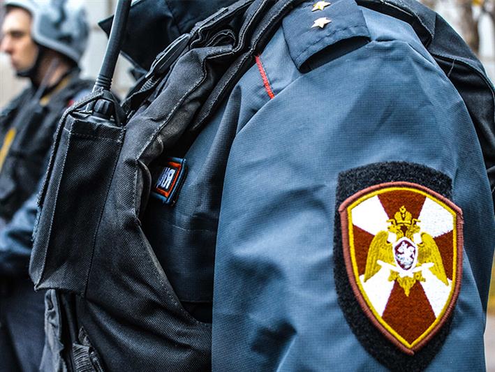 В Хакасии сотрудники вневедомственной охраны Росгвардии спасли из пожара жителей деревянного многоквартирного дома