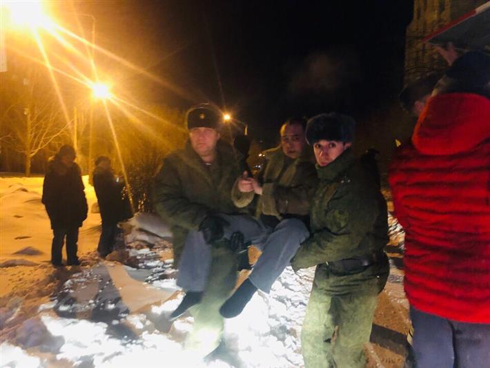 Военнослужащие и сотрудники Росгвардии оказали помощь в эвакуации жильцов из горящего дома в Озерске