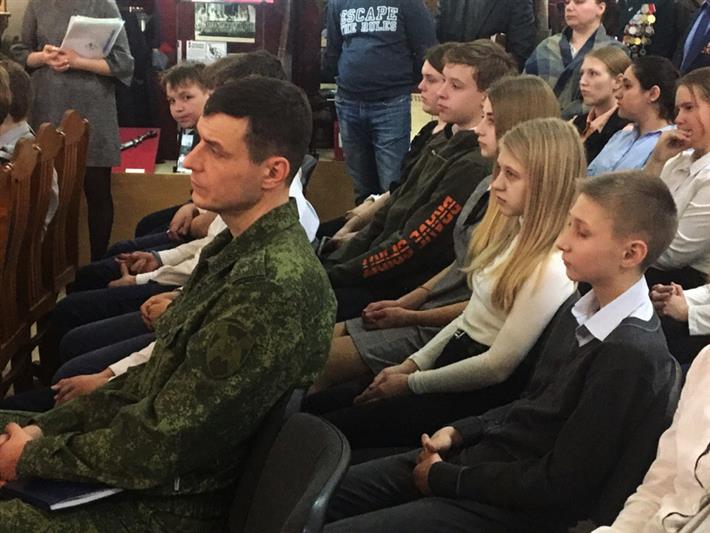 В честь годовщины окончания Афганской войны росгвардейцы организовали посещение тематической выставки для ставропольских школьников