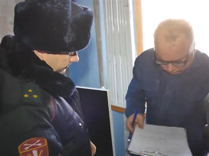 Журналистам междуреченского телеканала продемонстрировали процедуру проверки владельца оружия