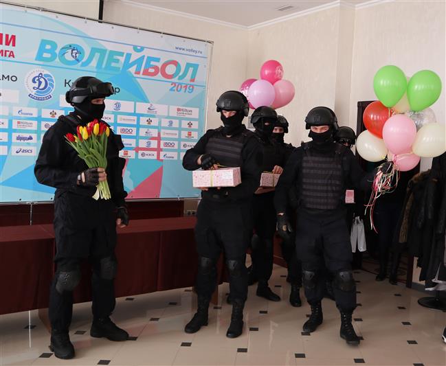 Бойцы ОМОН нанесли праздничный визит краснодарским волейболисткам 