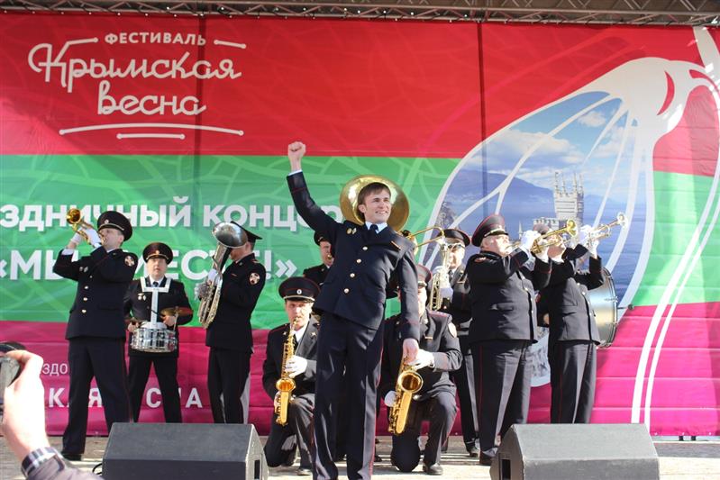 Военный оркестр Управления Росгвардии по Челябинской области выступил на праздничном концерте, посвященном 5-летию воссоединения Крыма с Россией (видео)