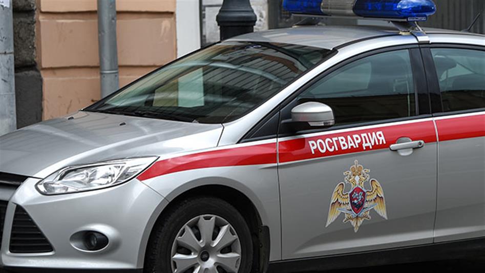 Вологодские росгвардейцы спасли замерзавшего в снегу мужчину