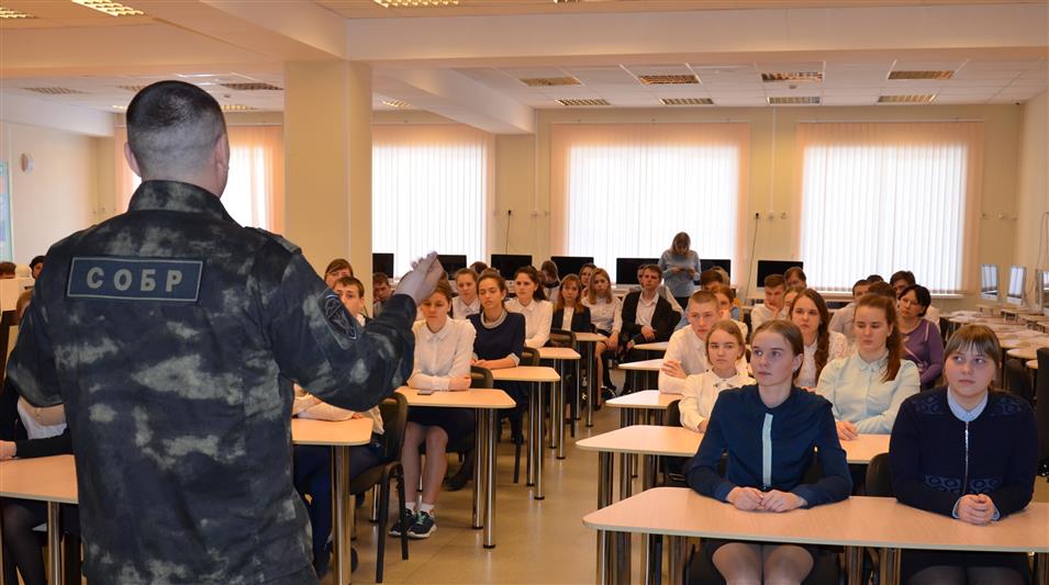 По случаю наступающего Дня Росгвардии офицер тамбовского СОБР дал мастер-класс по самообороне для старшеклассников (видео)