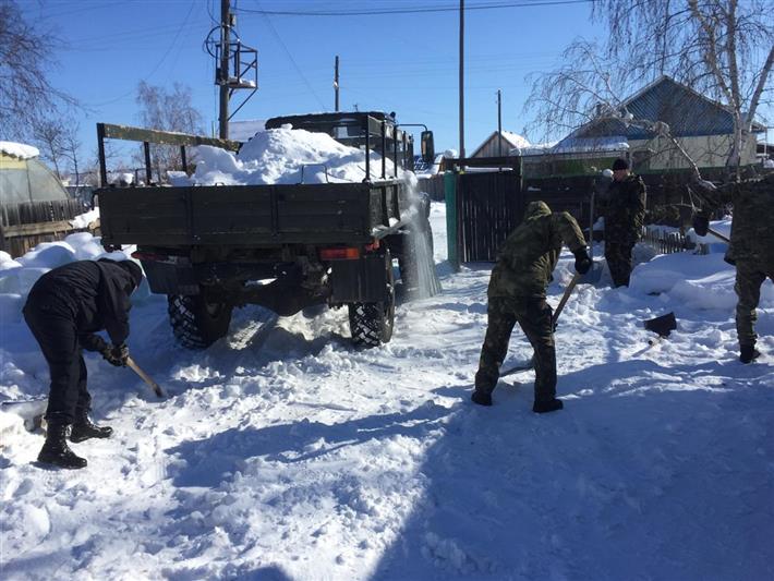  Бойцы якутского ОМОН оказали помощь ветерану 