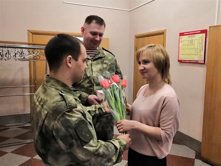 В городах Дальневосточного федерального округа росгвардейцы провели торжественные мероприятия, посвященные 8 марта 