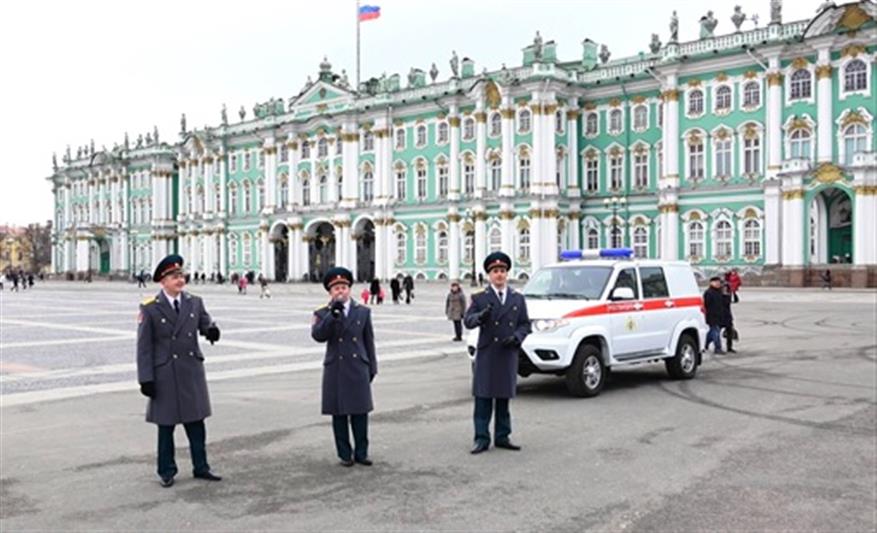 Музыканты Северо-Западного округа Росгвардии спели для жительниц Петербурга на Дворцовой площади (видео)
