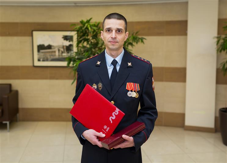Росгвардеец, пресекший правонарушение в столичной подземке, удостоен награды от Московского метрополитена