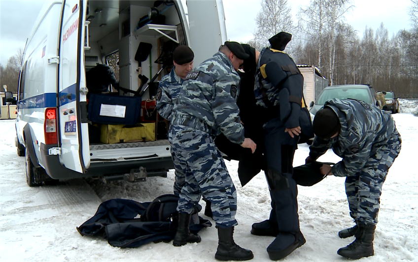 В гостях у взрывотехников ОМОН Управления Росгвардии по Свердловской области побывали школьники и журналисты (фото, видео)