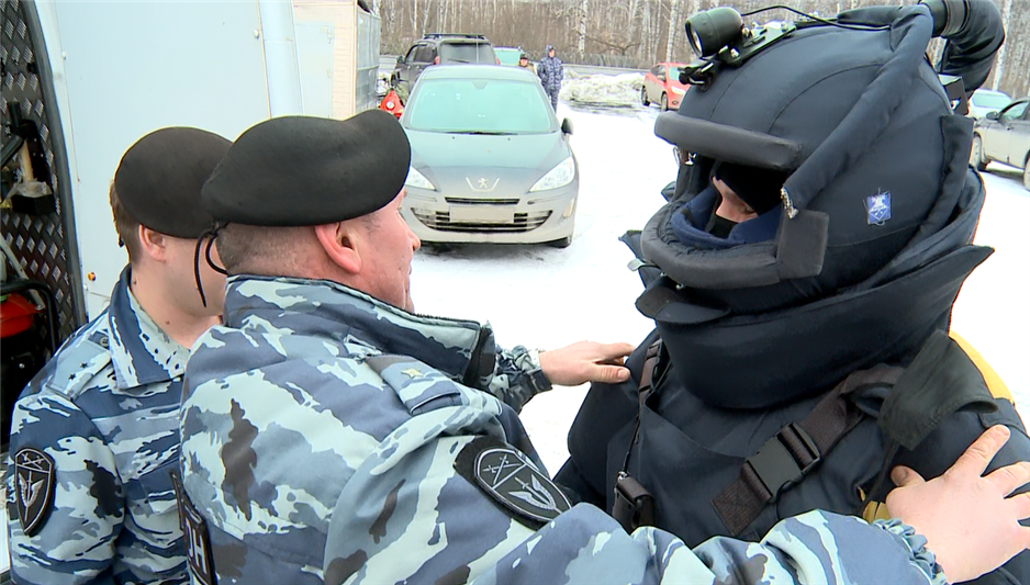В гостях у взрывотехников ОМОН Управления Росгвардии по Свердловской области побывали школьники и журналисты (фото, видео)