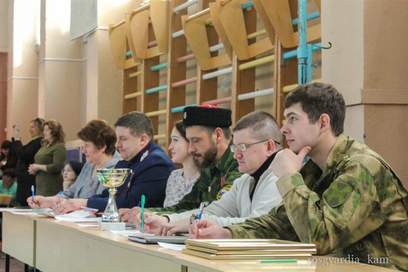 В преддверии Дня Росгвардии в Петропавловске-Камчатском прошел школьный смотр-конкурс строя и песни