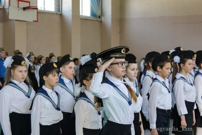 В преддверии Дня Росгвардии в Петропавловске-Камчатском прошел школьный смотр-конкурс строя и песни
