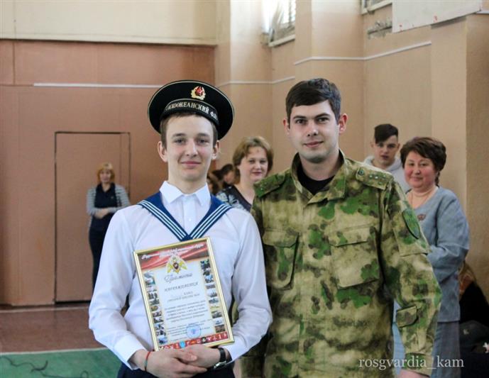 В преддверии Дня Росгвардии в Петропавловске-Камчатском прошел школьный смотр-конкурс строя и песни