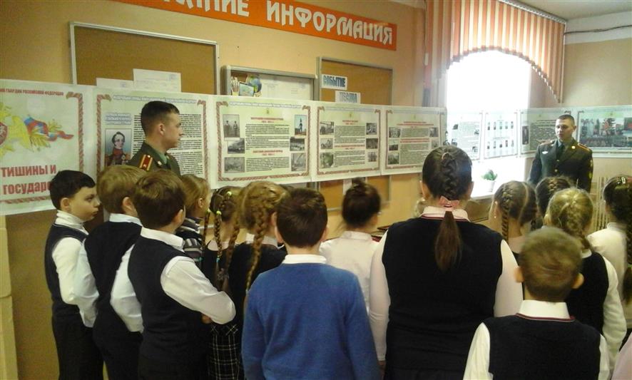 Ученики школы имени Героя России Ивана Шелохвостова ознакомились с передвижной экспозицией Новосибирского военного института Росгвардии 