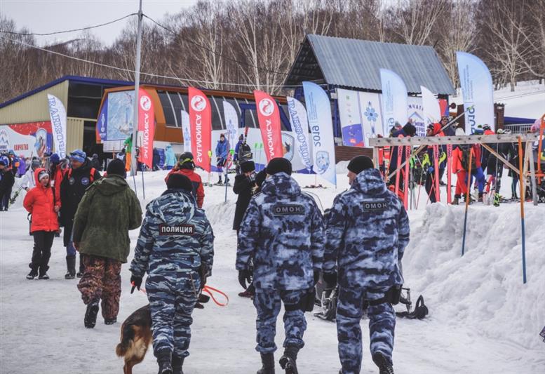 Сотрудники Росгвардии обеспечивают безопасность чемпионата и первенства России по горнолыжному спорту на Камчатке