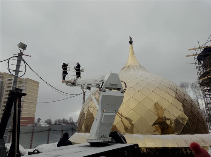 На строящийся главный храм Росгвардии установлен купол (видео)