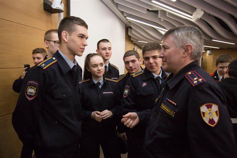 Совет по культуре при Росгвардии провел встречу офицеров ведомства с молодежью в парке «Зарядье»
