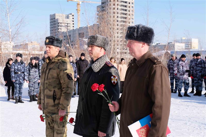 Военнослужащие и сотрудники Восточного округа Росгвардии почтили память боевых товарищей