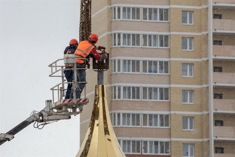 На строящийся главный храм Росгвардии установлен купол (видео)