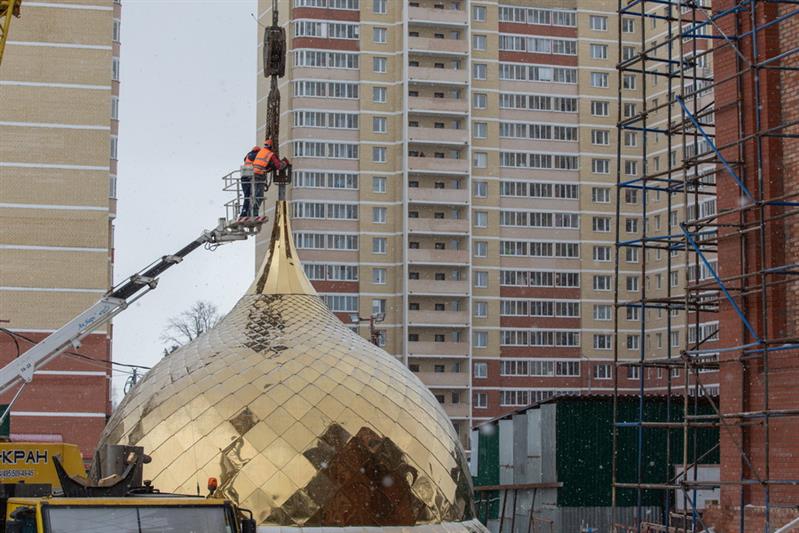 На строящийся главный храм Росгвардии установлен купол (видео)