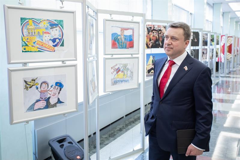 Генерал армии Виктор Золотов и председатель Государственной думы Федерального собрания Российской Федерации Вячеслав Володин открыли выставку, посвященную истории и служебно-боевой деятельности Росгвардии (видео)