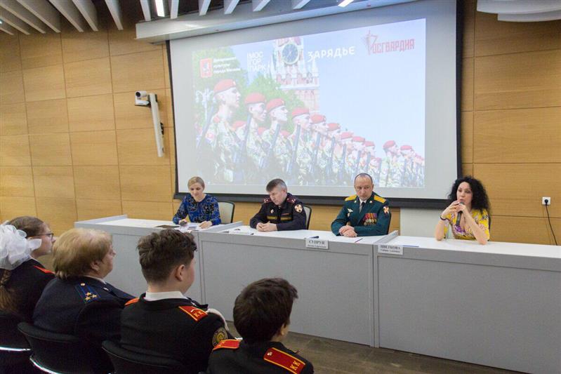 Совет по культуре при Росгвардии провел встречу офицеров ведомства с молодежью в парке «Зарядье»