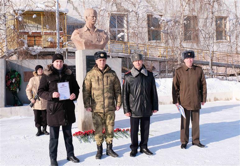 Военнослужащие и сотрудники Восточного округа Росгвардии почтили память боевых товарищей