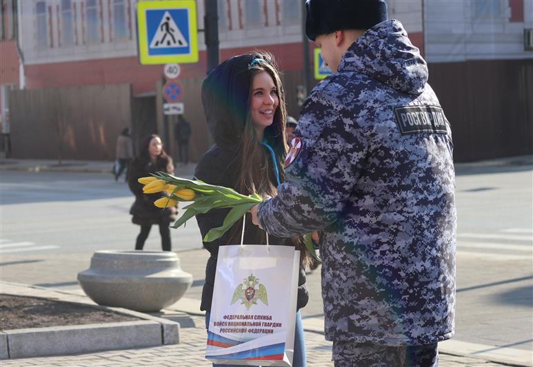 Сотрудники и военнослужащие Росгвардии подарили праздничное настроение жительницам столицы Зимней универсиады – 2019 (видео)