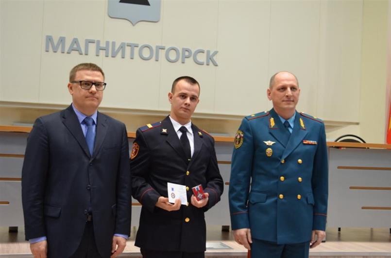 В Челябинской области сотрудникам территориального управления Росгвардии вручили нагрудные знаки МЧС России 