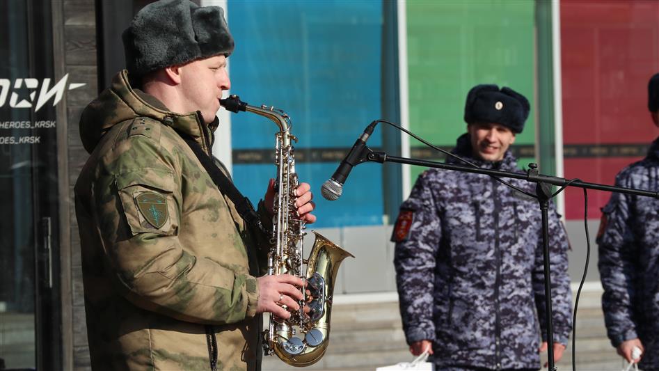 Сотрудники и военнослужащие Росгвардии подарили праздничное настроение жительницам столицы Зимней универсиады – 2019 (видео)