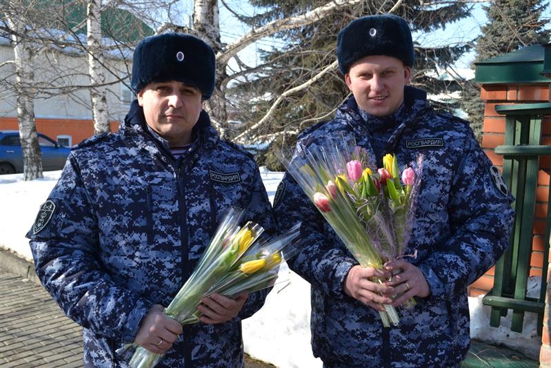 Сотрудники Росгвардии поздравили ульяновских женщин с праздником весны 