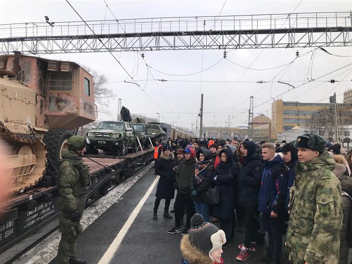 Сотрудники и кадеты Росгвардии посетили передвижную выставку «Сирийский перелом» в Уфе