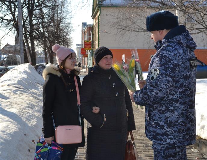 Сотрудники Росгвардии поздравили ульяновских женщин с праздником весны 